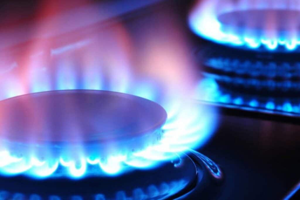 Горящий синий газ на плите.